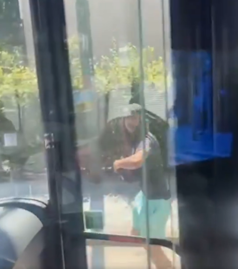 Video: Buschauffeur aangevallen door straattuig en raakt gewond