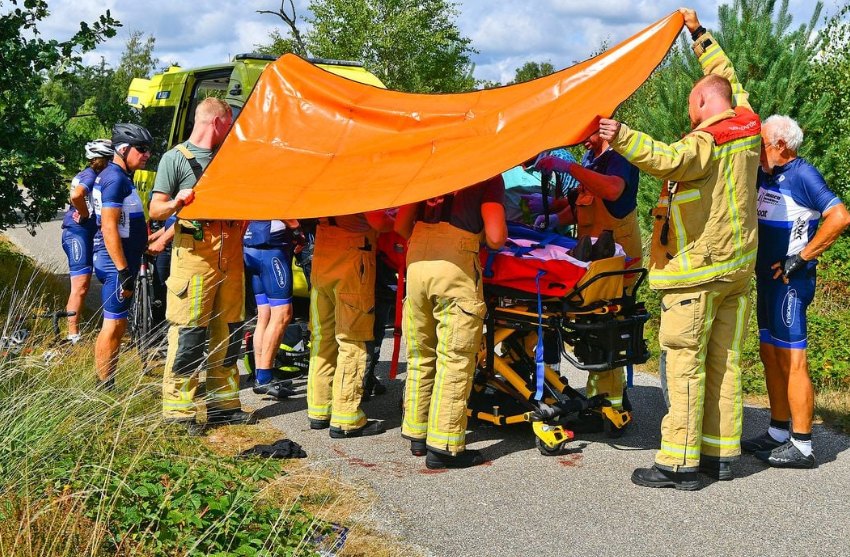 Wielrenner gewond hulpdiensten aanwezig